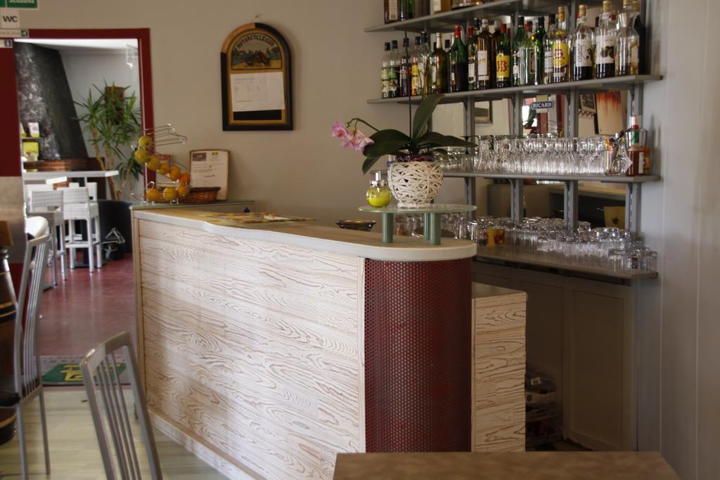 Logis Hotels - Hotel Et Restaurant Le Relais Des Garrigues Grisolles  Екстер'єр фото